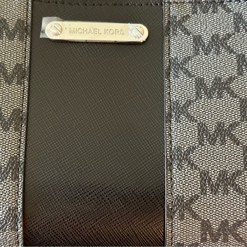 NWT MICHAEL KORS BELT BAG/ FANNY PACK. SIZE S/ M COLOR IS DARK GRAY & BLACK - Picture 4 of 6